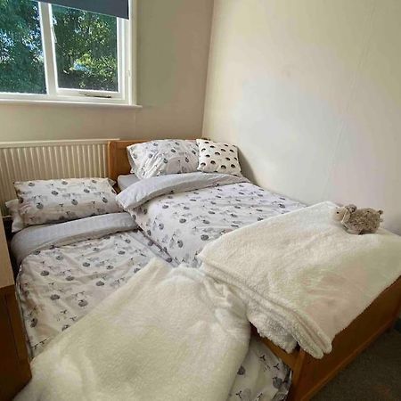 Cheerful 3 Bedroom Bungalow With Indoor Fire Place 글로스터 외부 사진