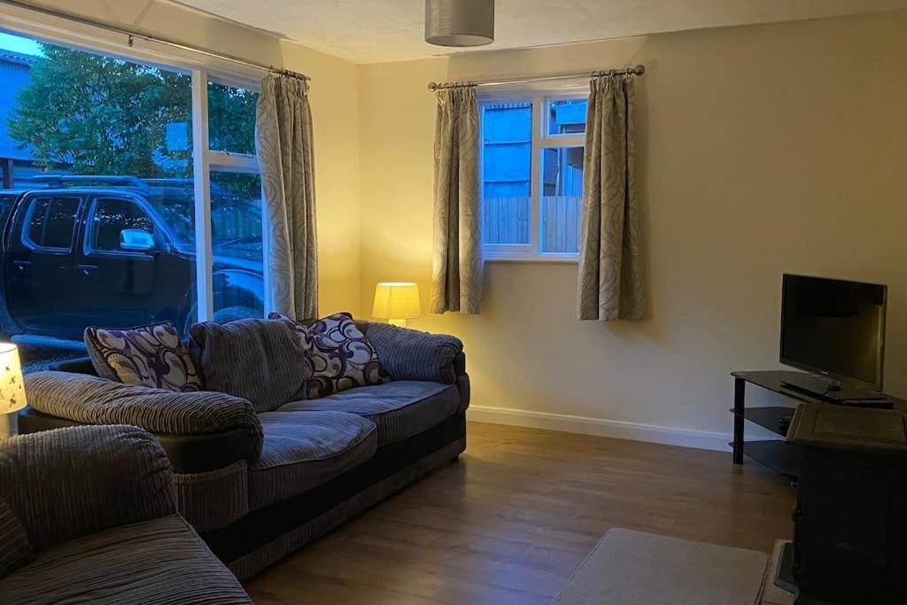 Cheerful 3 Bedroom Bungalow With Indoor Fire Place 글로스터 외부 사진
