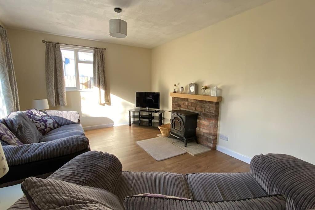 Cheerful 3 Bedroom Bungalow With Indoor Fire Place 글로스터 외부 사진