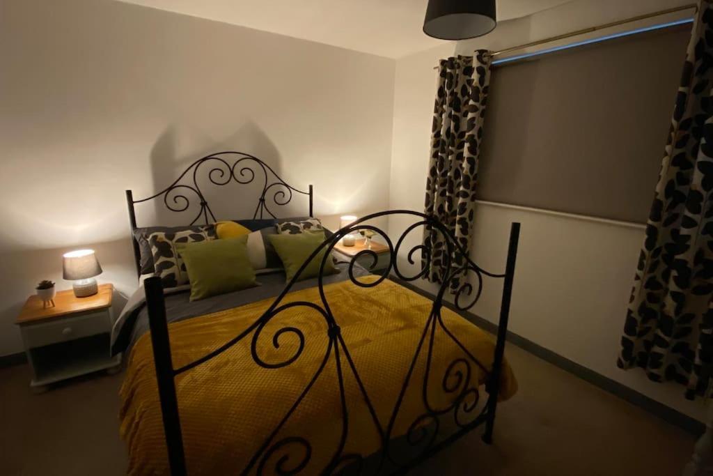 Cheerful 3 Bedroom Bungalow With Indoor Fire Place 글로스터 외부 사진