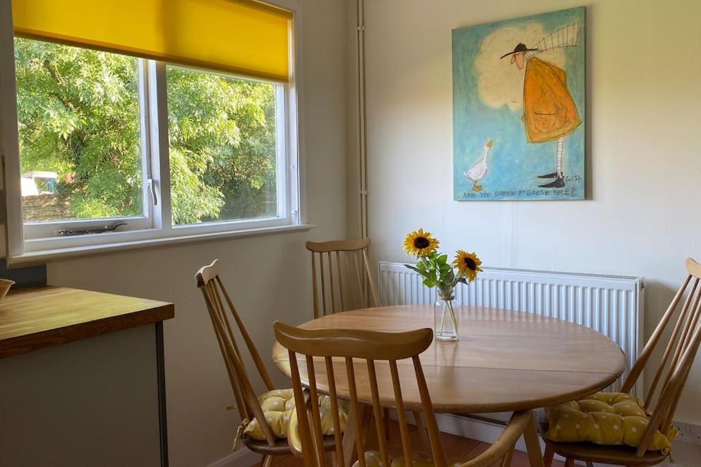 Cheerful 3 Bedroom Bungalow With Indoor Fire Place 글로스터 외부 사진