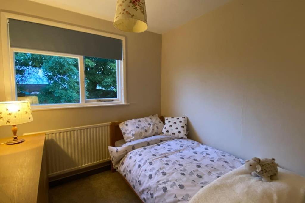 Cheerful 3 Bedroom Bungalow With Indoor Fire Place 글로스터 외부 사진