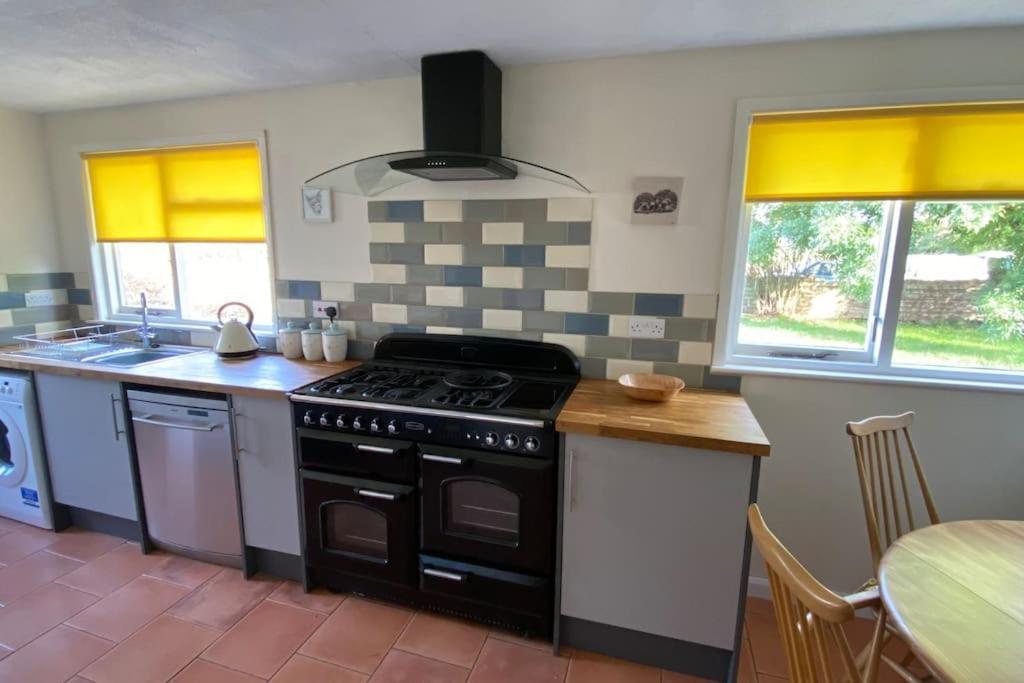Cheerful 3 Bedroom Bungalow With Indoor Fire Place 글로스터 외부 사진