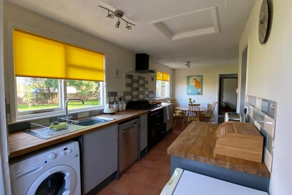 Cheerful 3 Bedroom Bungalow With Indoor Fire Place 글로스터 외부 사진