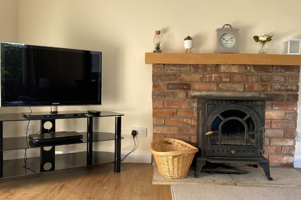 Cheerful 3 Bedroom Bungalow With Indoor Fire Place 글로스터 외부 사진