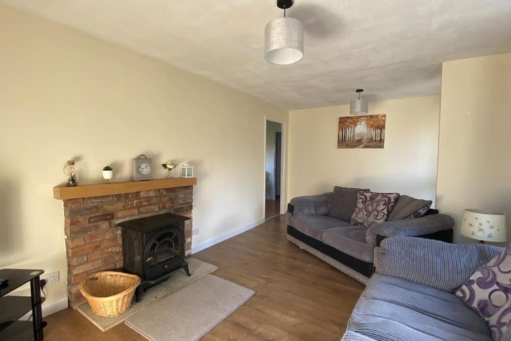 Cheerful 3 Bedroom Bungalow With Indoor Fire Place 글로스터 외부 사진